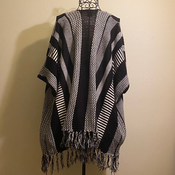 Rue 21 Black & White Knit Cape w/ Sleeves - Picture 2 of 5